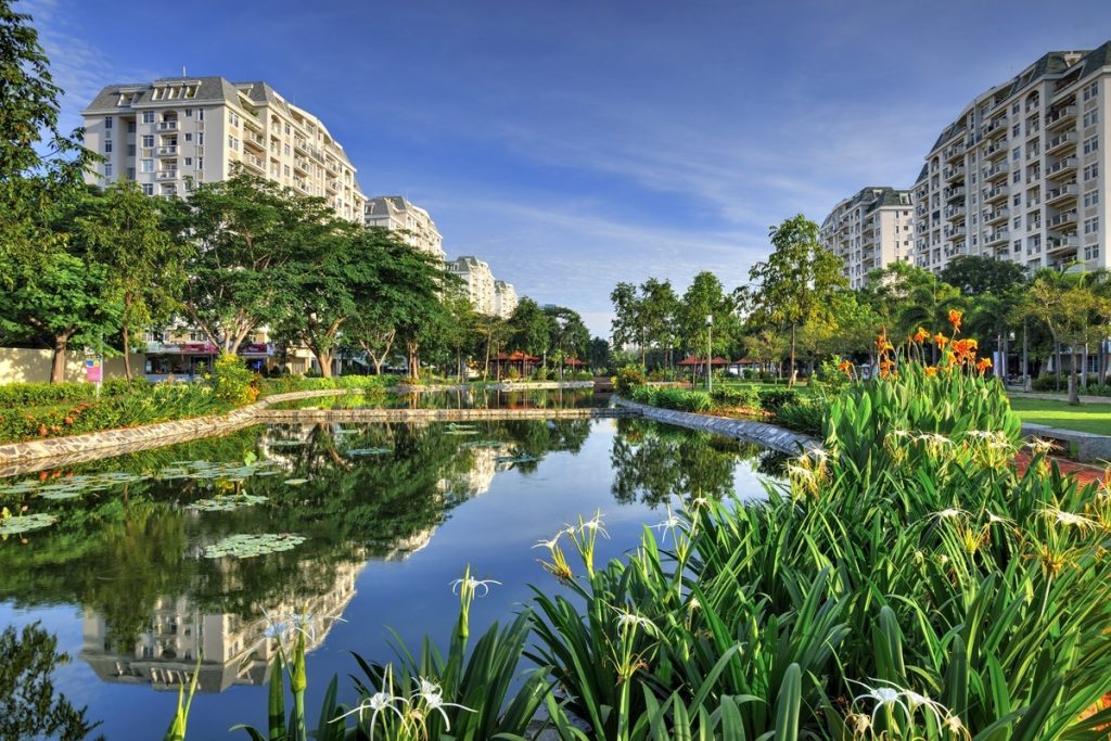 Hệ thống cây xanh, mặt nước nội khu rộng lớn là tiêu chí xây dựng đô thị sinh thái của CĐT Phú Mỹ Hưng - ảnh thực tế tại KĐT Phú Mỹ Hưng ở Quận 7, TP. Hồ Chí Minh