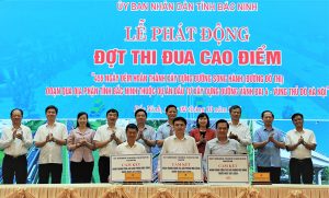 Chủ tịch UBND tỉnh Vương Quốc Tuấn chứng kiến chủ đầu tư, các nhà thầu ký cam kết thực hiện phong trào thi đua.