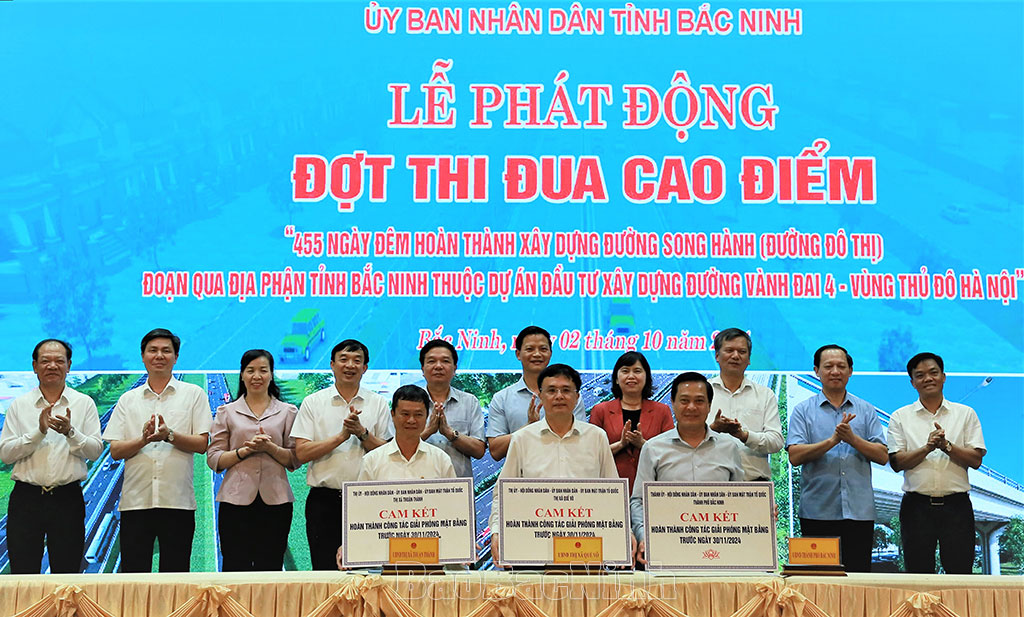 Chủ tịch UBND tỉnh Vương Quốc Tuấn chứng kiến chủ đầu tư, các nhà thầu ký cam kết thực hiện phong trào thi đua.