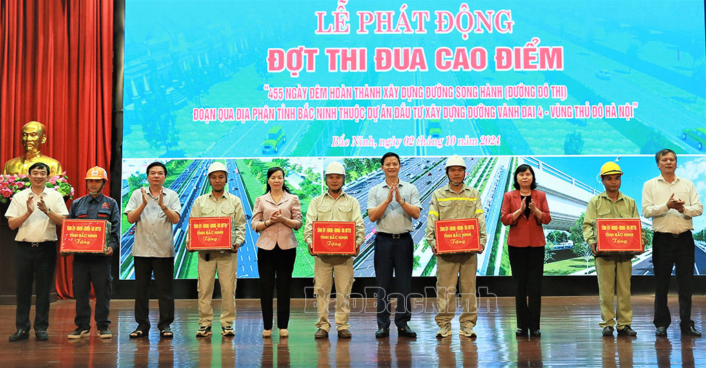 Chủ tịch UBND tỉnh Vương Quốc Tuấn tặng quà công nhân, lao động các đơn vị thi công.