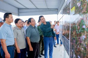 Thủ tướng Phạm Minh Chính nghe báo cáo tiến độ triển khai thực hiện dự án đầu tư xây dựng đường Vành đai 4-Vùng Thủ đô Hà Nội đoạn qua tỉnh Bắc Ninh, sáng 22/9. Ảnh: Nhật Bắc