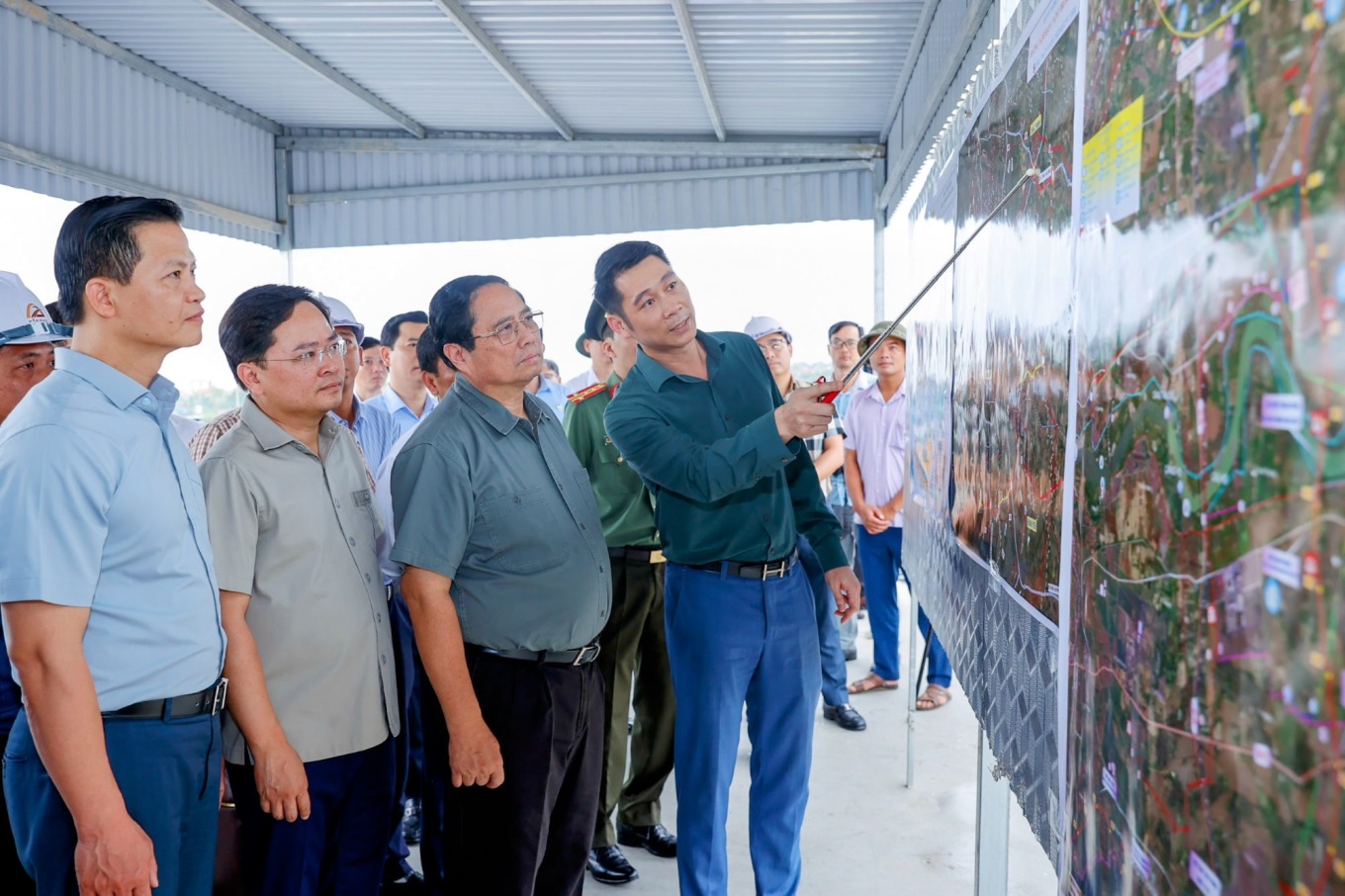  Thủ tướng Phạm Minh Chính nghe báo cáo tiến độ triển khai thực hiện dự án đầu tư xây dựng đường Vành đai 4-Vùng Thủ đô Hà Nội đoạn qua tỉnh Bắc Ninh, sáng 22/9. Ảnh: Nhật Bắc