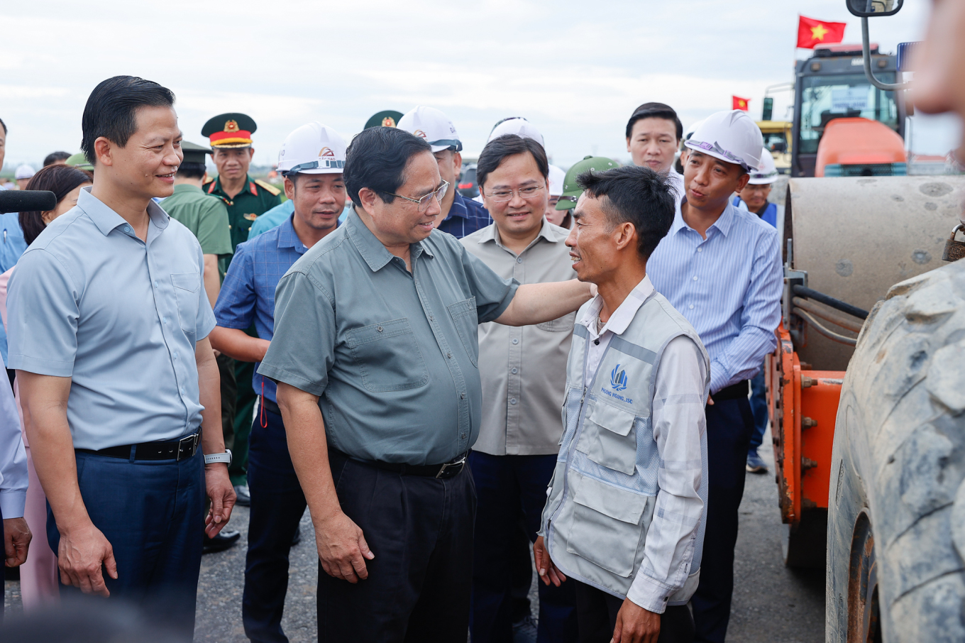  Thủ tướng động viên kỹ sư, công nhân trên công trường tại thị xã Thuận Thành. Ảnh: Nhật Bắc
