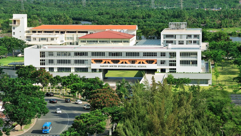 CĐT Phú Mỹ Hưng sẽ mang đến Hồng Hạc City hệ thống trường học đủ các cấp và đa dạng hệ thống giáo dục từ trong nước, song ngữ đến quốc tế - ảnh thực tế trường quốc tế theo hệ thống giáo dục Mỹ: Saigon South International School tại KĐT Phú Mỹ Hưng, TP.Hồ Chí Minh