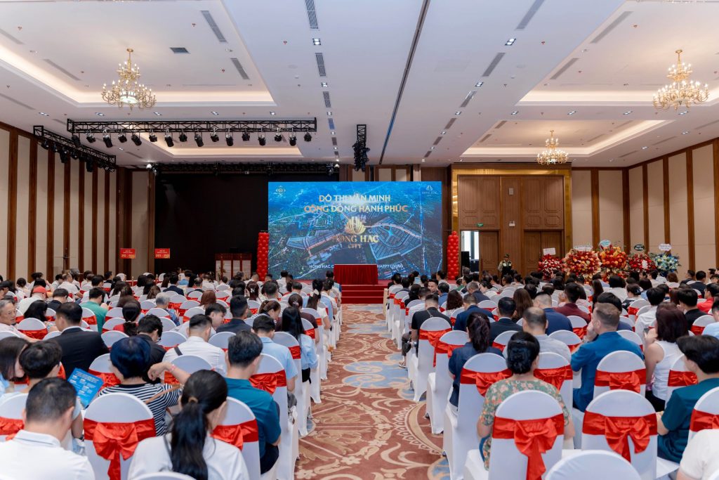 Sự kiện mở bán Hồng Hạc City vào trung tuần tháng 6 thu hút gần 500 khách hàng tại Hà Nội và TP HCM. Ảnh: Phú Mỹ Hưng